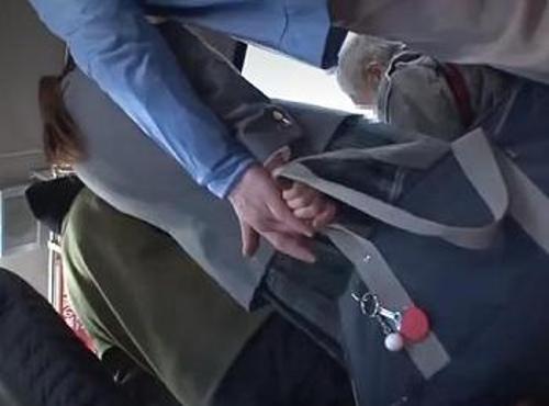 【制服レイプ】《痴漢》隠れ巨乳JKが必死に抵抗するけど…痴漢師に快楽落ちさせられて…肉棒を挿入され痙攣イキするポニテ少女！