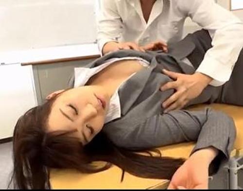 《昏睡レイプ》先生があまりに綺麗だったから暴走してしまった男子【女教師】眠らされた先生に勝手にチンコ挿入 【水城奈緒】