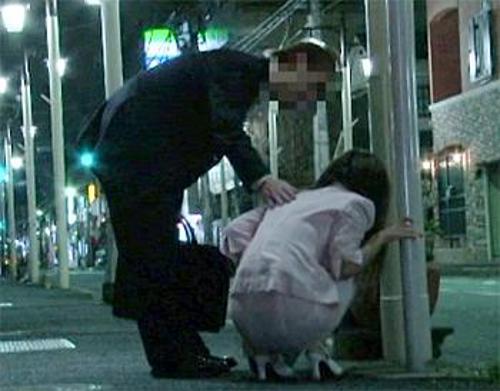 《泥酔》『お姉さん大丈夫？こっちで休んでいきなよ〜ｗ』【OL】介抱するフリしてホテルでいたずら！勝手にチンコ挿れちゃおっと《レイプ》
