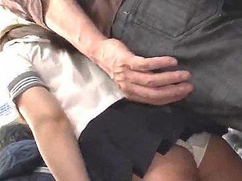 《痴漢》電車でローターを当てられて快楽落ち…【JK】バックからロリマンコに肉棒挿入して若いJKの締め付けを堪能する変態《レイプ》