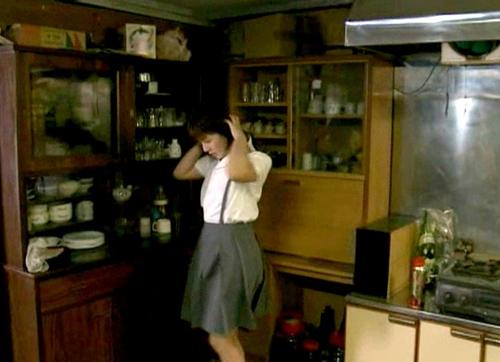 『嫌だぁ…パンツ降ろさないでぇ！！』【JK】鬼畜男に容赦なく小さな割れ目に挿入された女子！《レ●プ》