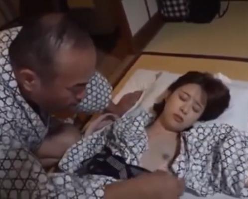 【女教師】修学旅行の下見のために上司教師と二人で出張する美女、夜這いされて勝手に胸を見てくるセクハラ野郎に襲われちゃうw
