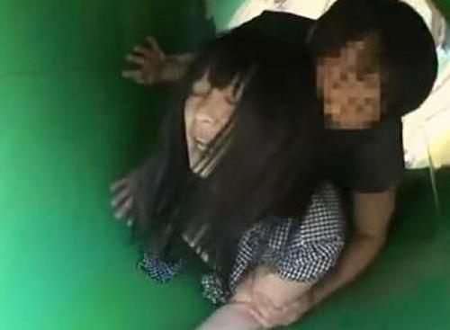 公園で遊んでいる少女を…【レイプ】遊具の中で死角になっている女子のロリマンコに容赦なく挿入して鬼ピス…痙攣イキ少女！【中学生】