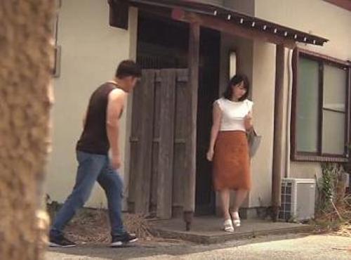 平岡里枝子《オバサン》『いやぁぁああ、誰か…むぐぅんぅ』【人妻】玄関出た瞬間襲撃！屋外でマンコとろとろにされ肉棒挿入《レイプ》