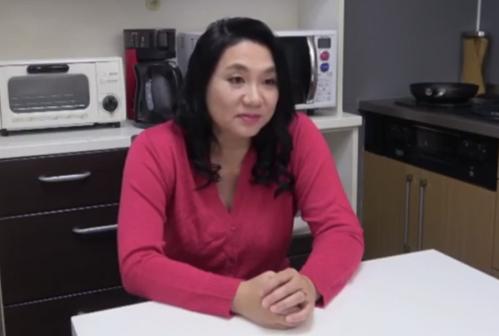 理想的なぽっちゃり熟女体型をキープする母に息子が疼くｗ