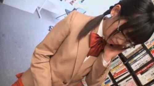陰キャで真面目な眼鏡女子高生！脱がせたらツルツルパイパンだった！加藤なつみ