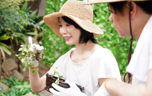 旦那と田舎に引っ越して来た美人妻は山で山菜摘みをしていたら突然の大雨で...!!