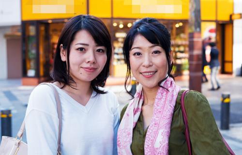 街中で仲良さそうに歩ている親子をナンパしてその場で親子丼！ｗ
