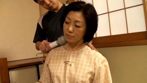 性欲旺盛な年頃の孫がおばあちゃんの家に遊びにいって電マでおばあちゃんのクリちゃんを刺激ｗ