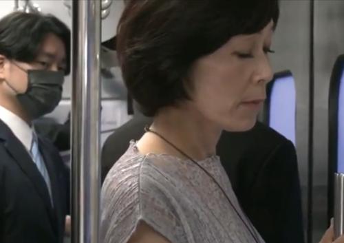 電車内の奴らの定ポジにハマってしまった五十路熟女ｗ