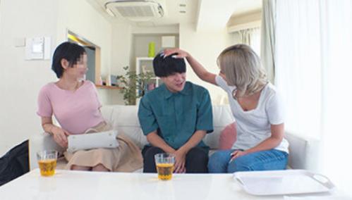 お母さんの妹の叔母さんと久しぶりに会ったら金髪黒ギャルになってエロすぎるｗ