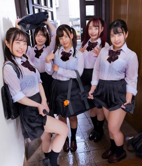 全身びしょ濡れ制服女子高生！