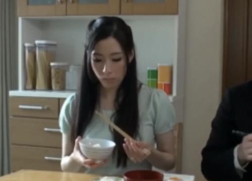 真面目な性格に惹かれて結婚したものの夜の営み無しの生活に病んだ妻が義父と。。