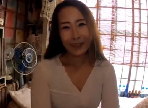 恥ずかしがりながらヤルことはヤッちゃう熟女と楽しくＳ〇Ｘ！