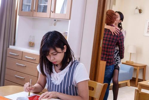 彼女の家に遊びに行ったら彼女にバレないようにママとも中出しエッチｗ