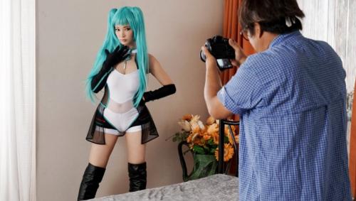 美人でおっぱいデカいコスプレイヤーとスタジオ借り切ってエッチな中出し撮影会！