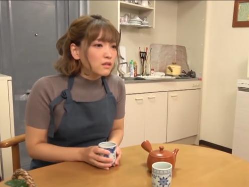 そのボディーラインだけでも童貞には強すぎる刺激ｗたまらず人妻に襲い掛かるＤＴ君！