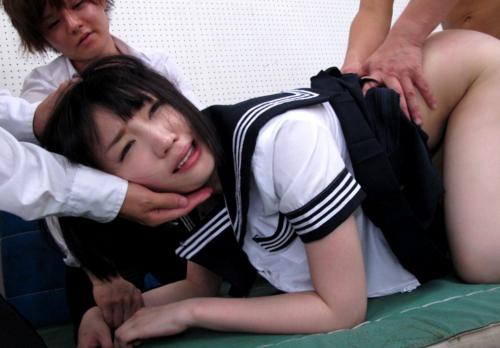 黒髪清楚な制服JKがクラスの男子から囲まれ全員からヤレ放題ｗ