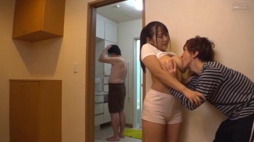 ギリギリばれる？？爆乳妻が夫の側で禁断不倫寝取られ淫乱セックス！