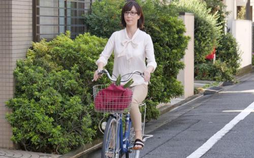 平凡な毎日を送っている主婦が同じマンションに住む青年と禁断の関係にｗ