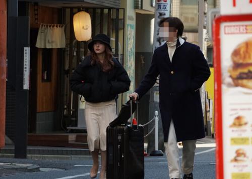 三上悠亜ちゃんとデートしてたらムラムラしちゃていつでもどこでもズボズボハメちゃうｗ
