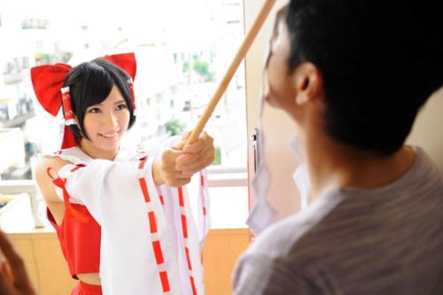 天然美少女に巫女コスをさせて童貞ちんぽをお祓いしてもらって念願の筆下ろしｗ