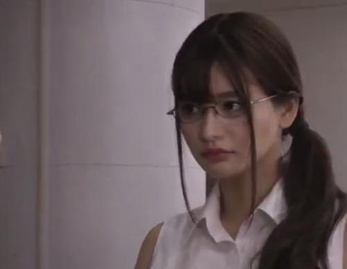 やっぱあの子だ・・。中途採用で入って来た女の子の本業は女優！秘密にするからヤラせろと言う上司ｗ