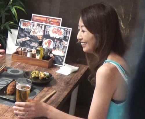 居酒屋で一人飲みしていた美人熟女をナンパしてホテルにお持ち帰りｗ