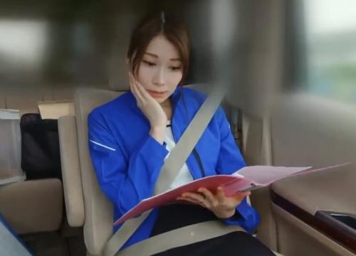 密室で口説かれる美人妻w声を押し殺して勤しむNTR