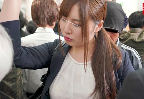 満員電車の中で触れる事が大好きな欲求不満女はわざとエロい恰好で痴漢師を挑発ｗ