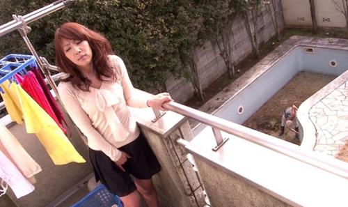 ベランダから好みの男がいたらその場でオナニーしちゃう妖艶おばさん！