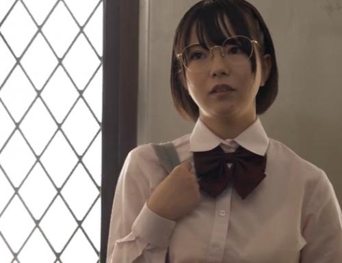 立場を利用したエロジジイ！巨乳メガネJKを犯す