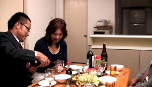 上司の家に遊びにいって上司の奥さんを飲ませて眠った所を無理矢理襲う変態野郎！