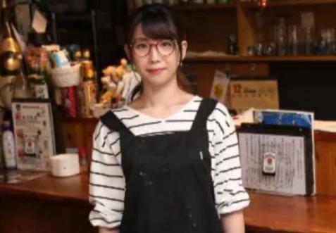 夫の経営を支える主婦が夜の営みに満足出来ず他肉棒で遊びだすｗ