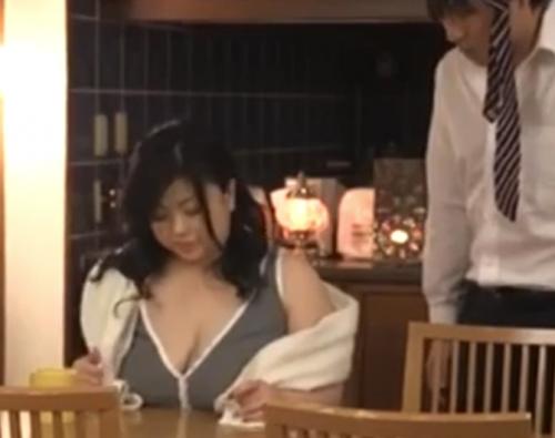 些細なきっかけで家族に内緒で義母と求め合う娘婿ｗ