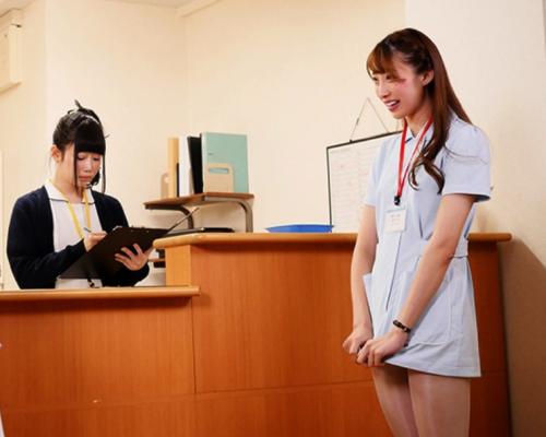 股下５cmのミニスカートで仕事をするスタイル抜群看護師がエッチすぎる！ｗ