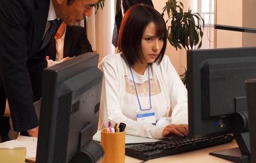 同じ会社で働く彼氏が出張で居ない間に変態上司にセクハラされて定時後に犯されちゃうOL！