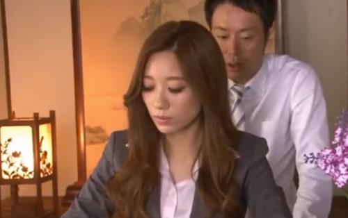 不出来な部下のチ〇コで逝っちゃたｗ厳しい美人上司と相部屋ＮＴＲ