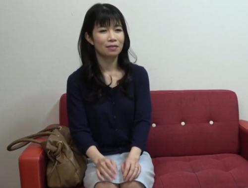 高収入につられた欲求不満な人妻に見せつけたらどこまで行けるか！？