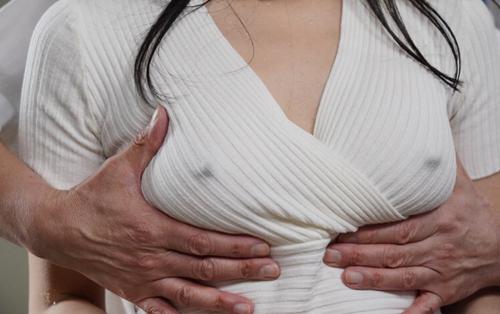 変態上司にノーブラでの出社を命じられ乳首ポッチ全開で仕事をする新入社員！ｗ