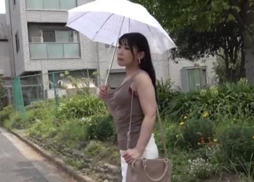 人気のない場所でひっそり待ってる熟女は今日もご近所漁りｗ