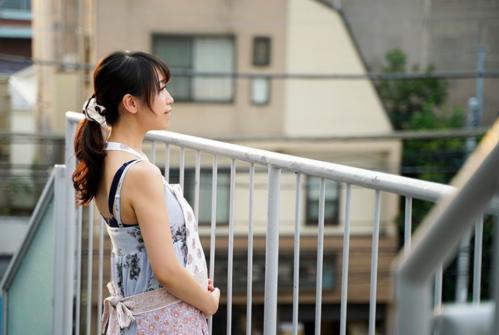 夫婦水入らずで団地に住む美人人妻が同じ団地に引っ越して来た一人のオヤジに突然...!!
