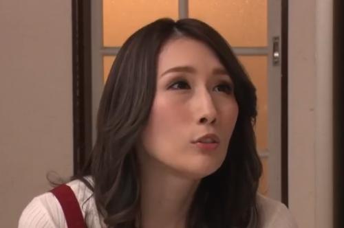 小さな会社の慰安旅行で些細なもめ事から彼女を同僚社長に寝取られるｗ