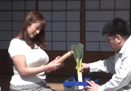 都会暮らしだった夫婦の悲劇！田舎の体力自慢の農家さんがお近づきの印の一発をかますｗ