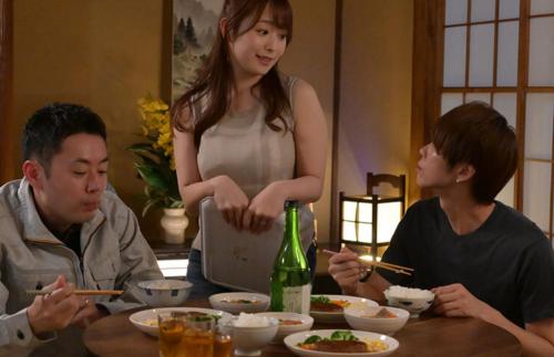 夏の暑い日に友達の家に遊びにいったら友達の奥さんが無防備な姿で昼寝をしていて...