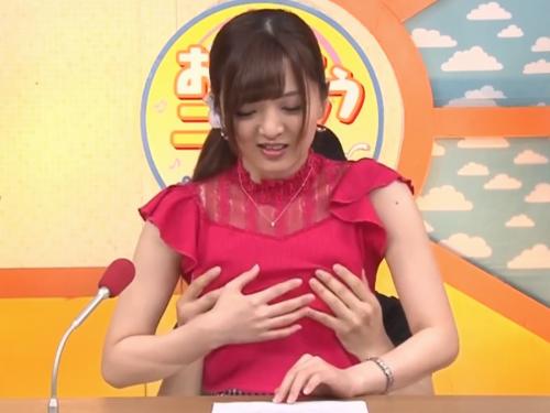 気持ち良いイタズラに耐えながら仕事をこなす元局アナｗ