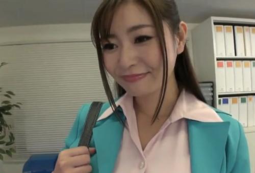 社内で有名な熟女の営業ＯＬは社内の停留所ｗ