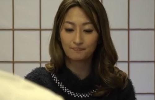 親子水入らずの旅行も仕事モードの母！息子の独占欲に火がついたw