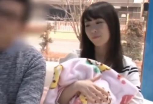 子持ち美人ママが旦那が居るミラー越しに中出しＳ〇Ｘ！