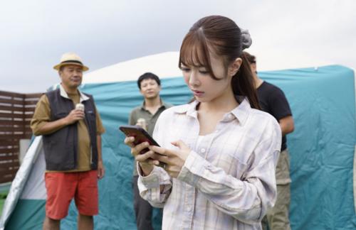 町内会のキャンプで男たちから食い物にされる美人新妻！！